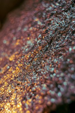 Bulanık arka plan. Koyu altın gümüş buruşuk folyo ile Gradient. Bokeh ile renkli doku bulanıklaştırın. Sanat fotoğrafçılığı. Makro. Tonlu görüntü odakta değil.