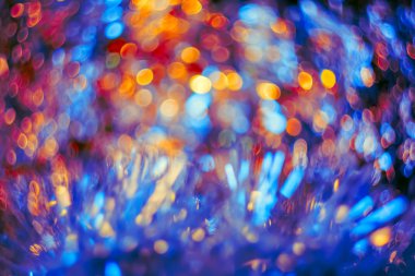 Soyut bulanıklık ve arka plan için buruşturulmuş folyo doku defokus. Sanatsal renkli bokeh. Tonlu görüntü odaklanmaz. Poster için desen, baskı. Mutlu Noeller ve Yeni Yıl.