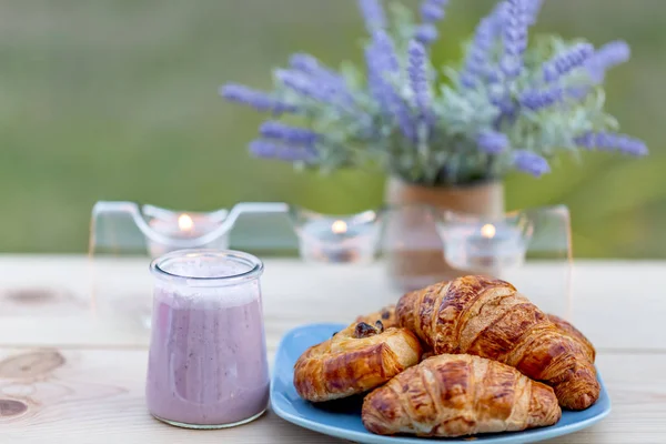 Croissant Francesi Focacce Con Uvetta Yogurt Mirtilli Barattoli Vetro Piatto — Foto Stock