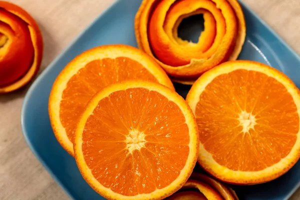 Sirve Una Mandarina Plato Azul Con Una Decoración Una Cáscara —  Fotos de Stock