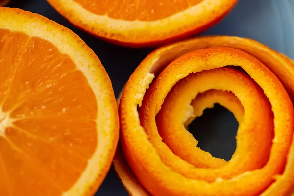 Hintergrund Mit Zitrusfrüchten Einer Orange Und Einer Schale Oder Mandarinenstücken — Stockfoto