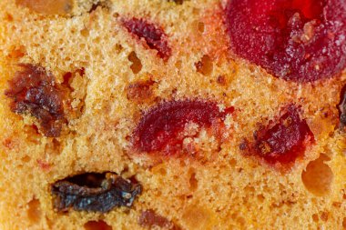 Bir pasta dilim meyve Makro görüntü. Kuru üzüm lü meyveli kek. Tatlı.