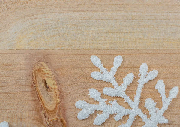 Білі штучні сніжинки на легкому дерев'яному столі. Різдвяний прикраса фону і копіювання простору для тексту. крупним планом . — стокове фото