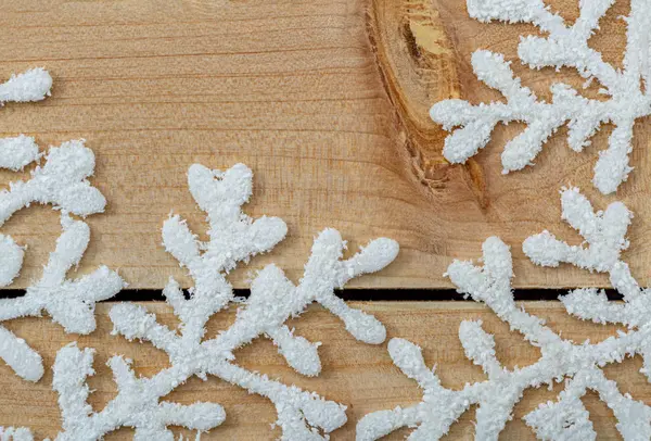 Білі сніжинки на світлому дерев'яному столі. Різдвяні прикраси фону і копіювання простору. Щасливого Різдва і нового року. — стокове фото
