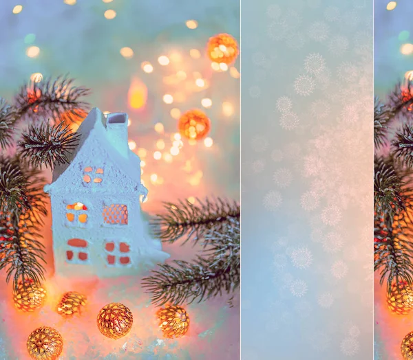 Cartão de felicitações Feliz Ano Novo e Feliz Natal. Casa ou chalé. Fundo da decoração de inverno para o feriado. Mockup . — Fotografia de Stock