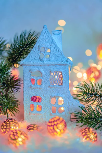 Carte de voeux Bonne année et Joyeux Noël. Fond flou de décoration hivernale pour les vacances. Chalet ou chalet . — Photo