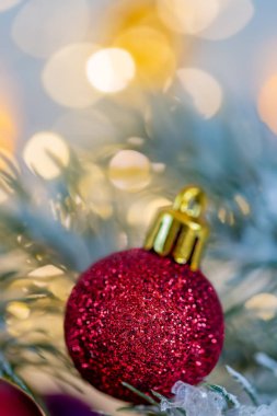 Noel ve Yeni Yıl Tatili tebrik kartı. Güzel kırmızı toplar, çam dalları ve karda bir çelenk. Makro