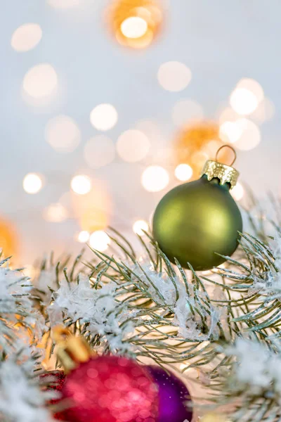 Carte de voeux Noël et Nouvel An. Belles boules lumineuses, branches de pin et une guirlande dans la neige . — Photo