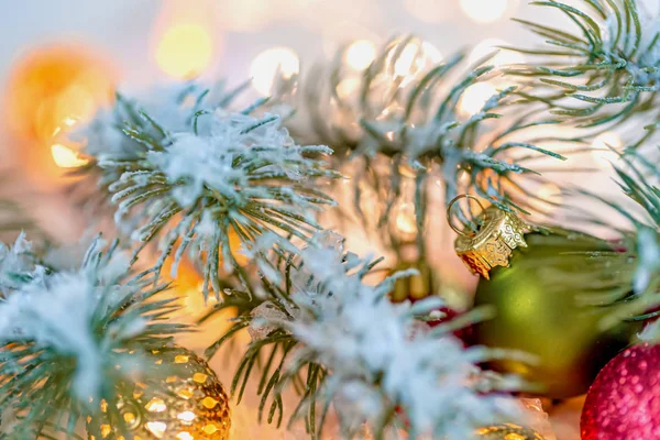 Carte de voeux Noël et Nouvel An. Belle boule verte, branches de pin et une guirlande dans la neige . — Photo