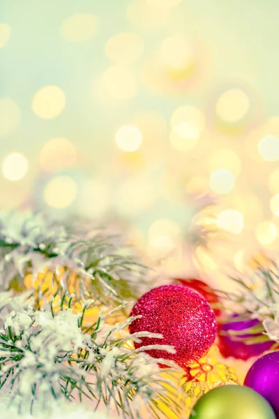 Carte de voeux Noël et Nouvel An. Belles boules rouges, branches de pin et une guirlande dans la neige . — Photo