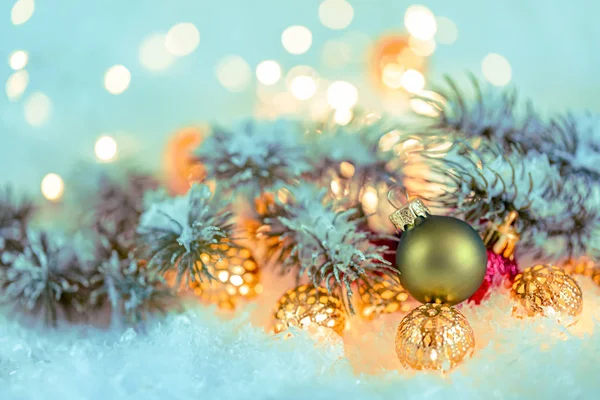 Natal e Ano Novo cartão de felicitações de férias. Bola verde bonita, ramos de pinho e uma grinalda na neve . — Fotografia de Stock
