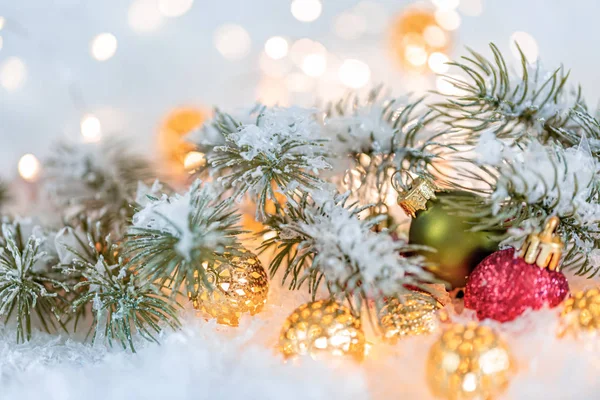 Carte de voeux Noël et Nouvel An. Belles boules, branches de pin et une guirlande dans la neige . — Photo