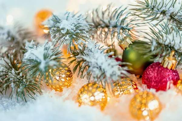 Noel ve Yeni Yıl Tatili tebrik kartı. Güzel yeşil top, çam dalları ve karda bir çelenk.