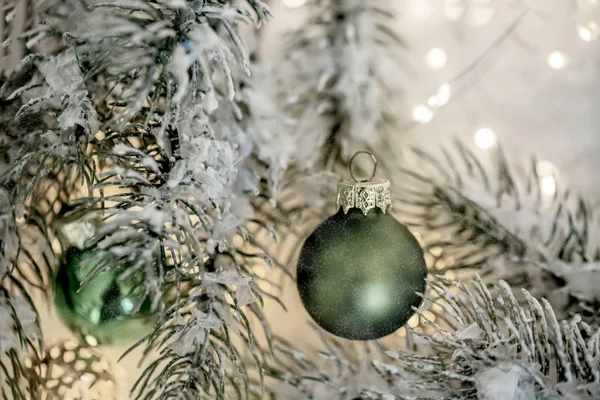 Natal Ano Novo Cartão Felicitações Férias Bolas Verdes Bonitas Ramos — Fotografia de Stock