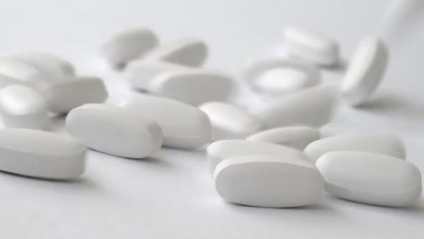 Багато Великих Білих Овальних Таблеток Падають Розсіюються Поверхні Концепція Фармацевтичної — стокове відео