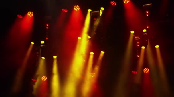 Des Projecteurs Rouges Jaunes Clignotent Dans Brouillard Lors Concert Rock — Video