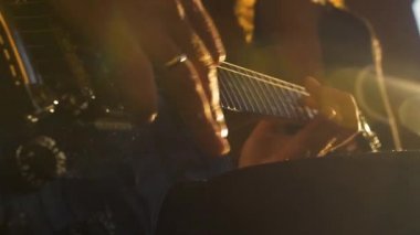 güneş ışığında gün batımında adam elektrik gitar closeup el
