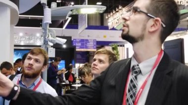 Elinde bir işaretçi ile işadamı iki ilgilenen erkekler için bir şey açıklıyor Spief Sankt Petersburg uluslararası ekonomik forum 2019 Expoforum