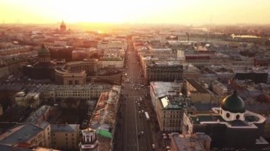 Saint Petersburg Nevsky Prospect Kazan Katedrali Kazanskiy kafedralniy Sobor Singer House kitap kilise çatıları yol otomobillerinin havadan bahar günbatımı görünümü Rusya din ünlü yer çatılarının