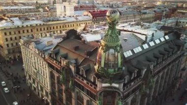 Saint Petersburg Nevsky Prospect Kazan Katedrali Kazanskiy kafedralniy Sobor Singer House kitap kule kilise çatıları yol otomobilleri hava bahar günbatımı görünümü Rusya din ünlü yer çatılarının