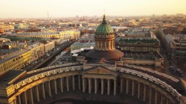 Rusya dininin ünlü yeri kazan Kazanskiy kafedralniy Sobor Griboyedov kanal kilise yolu çatılarının Our Lady Bizim Leydi Sankt Petersburg Kazan Katedrali havadan bahar günbatımı Panorama Görünümü