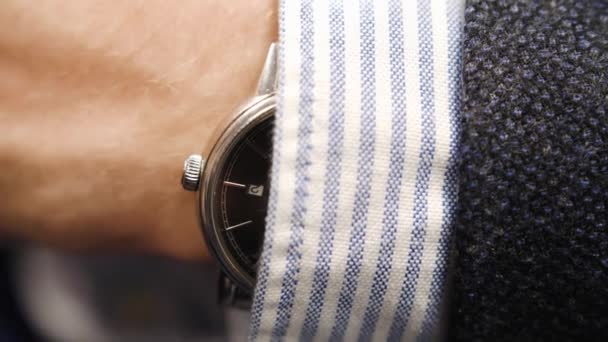 Mano Hombre Negocios Reloj Camisa Acertado Hombre Primer Plano — Vídeos de Stock