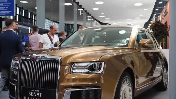 Ludzie Biznesu Spojrzeć Samochód Rosyjskiego Prezydenta Aurus Senat Spief Sankt — Wideo stockowe