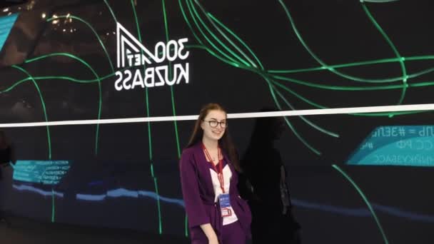 Üzletasszony lány fényképezett falra háttér Spief Szentpétervár nemzetközi gazdasági fórum 2019 Expoforum — Stock videók
