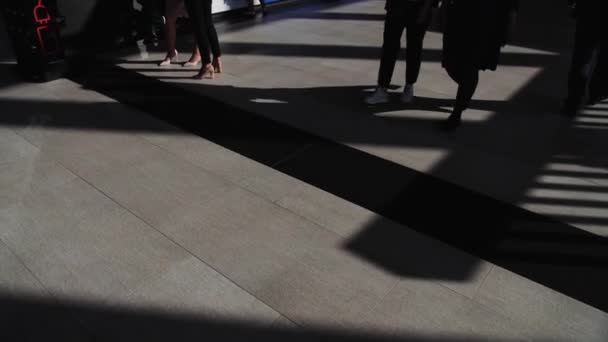 Shadows of people and feet on the exhibition floor SPIEF Saint Petersburg International Economic Forum 2019 Expoforum — Stock Video