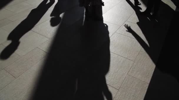 Sombras de personas y pies en el piso de exposición SPIEF Foro Económico Internacional de San Petersburgo 2019 Expoforum — Vídeo de stock