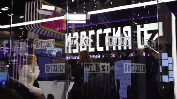 Επιχείρηση γυναίκα σε συνέντευξη πίσω από το γυαλί Spief Αγία Πετρούπολη διεθνές οικονομικό φόρουμ 2019 έκτερεν — Αρχείο Βίντεο
