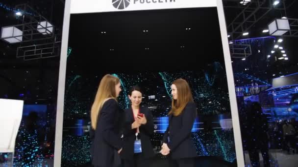 Три деловые женщины в костюмах общаются смехом ПМЭФ Санкт-Петербургский международный экономический форум 2019 Экспофорум — стоковое видео