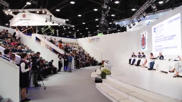 Panelové diskuse mnoho lidí na mezinárodním ekonomickém fóru Spief Saint Petrohrad 2019 Expoforum — Stock video