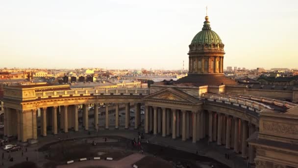 Vzdušný jarní panoramatický pohled na Petrohradský chrám Panny Marie Kazan Kazanskij Kafedralniy sobor Griboyedov — Stock video