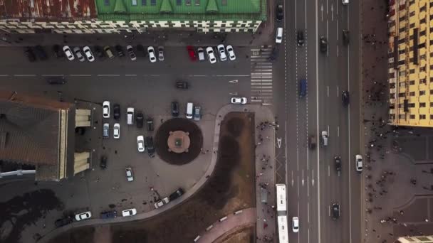 Luchtfoto voorjaar zonsondergang horizontaal uitzicht op Nevsky Prospect Sint-Petersburg Road Traffic daken beroemde plaats van Rusland — Stockvideo