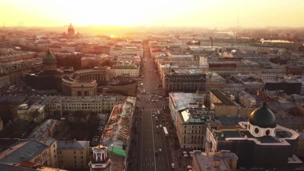Aerial spring sunset view of Saint Petersburg Nevsky prospect Kazan cathedral Kazanskiy Kafedralniy Sobor Singer House of the Book church roofs road cars rooftops famous place of Russia religion — Stock Video