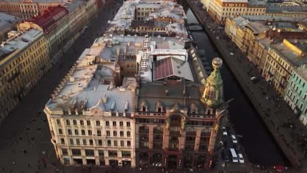 Luchtfoto van de lente zonsondergang uitzicht op Sint-Petersburg Nevsky Prospect singer huis van het boek toren Gribojedov Canal daken Road Cars daken beroemde plaats van Rusland — Stockvideo