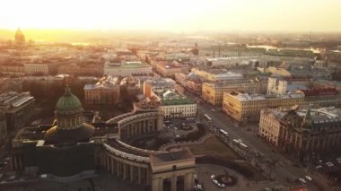 Saint Petersburg Nevsky Prospect Kazan Katedrali Kazanskiy kafedralniy Sobor Singer House kitap Neva nehir çatıları yol otomobillerinin havadan bahar günbatımı görünümü Rusya din ünlü yer çatılarının
