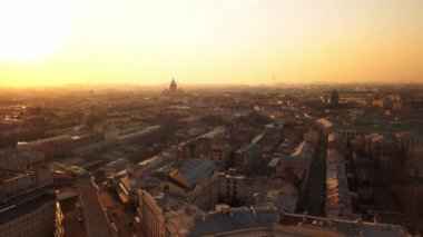 Saint Petersburg çatılarının havadan bahar günbatımı görünümü Rusya 'nın ünlü yeri çatılarının