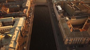 Fontanka Nehri Lomonosov Köprüsü Meydanı Saint Petersburg çatıları havadan bahar günbatımı Panorama Görünümü Rusya 'nın ünlü yeri çatılarının