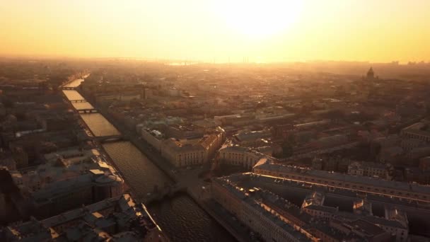 Luchtfoto van de lente zonsondergang uitzicht op Fontanka rivier Lomonosov Bridge Square Sint-Petersburg daken beroemde plaats van Rusland — Stockvideo