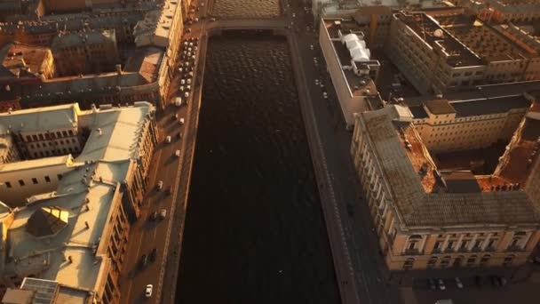 Luchtfoto van de lente zonsondergang panorama uitzicht op Fontanka rivier Lomonosov Bridge Square Sint-Petersburg daken beroemde plaats van Rusland — Stockvideo
