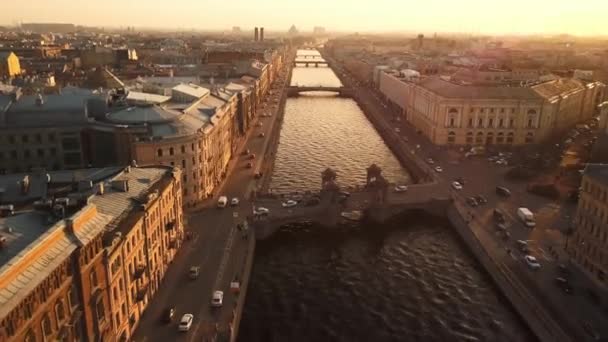 A légi rugós naplemente panoráma kilátás a Fontanka Lomonosov hídra, Saint Petersburg tetők háztetők híres hely — Stock videók