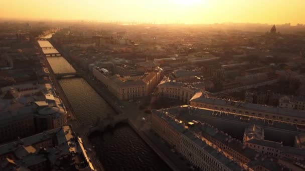 Lotnicze wiosnę zachód słońca widok Fontanka Lomonosov mostu placu Sankt Petersburg dachy dachy słynnego miejsca Rosji — Wideo stockowe