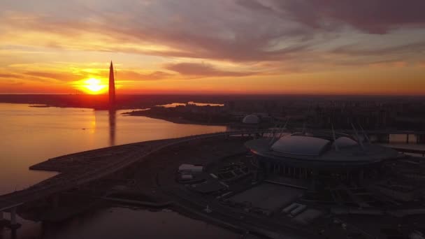 Luchtfoto van Sunset Lakhta Center, Bridge Cars het hoogste gebouw in Europa, het Business Center, de Zenit Arena is de Golf van Finland in St. Petersburg, Rusland — Stockvideo