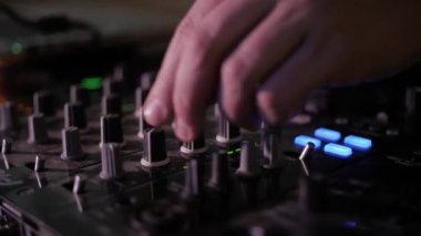 Dj'in elleri karıştırma ses konsolunda knobs büküm