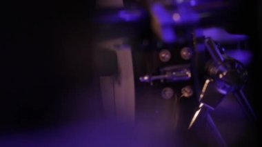 Konserde cardan davulbasa davulcubacağının yakın çekimi