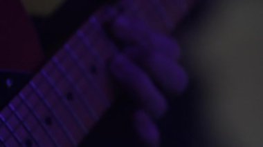 konserde solo elektro gitar çalan gitaristin ellerinin yakın çekim