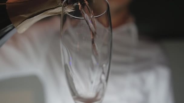 gros plan d'un homme le serveur verse du champagne dans un verre 