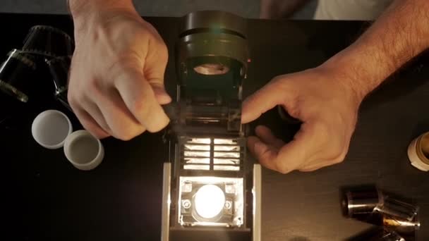 Руки Людини Готують Пристрій Перегляду Розробки Плівкової Стрічки — стокове відео